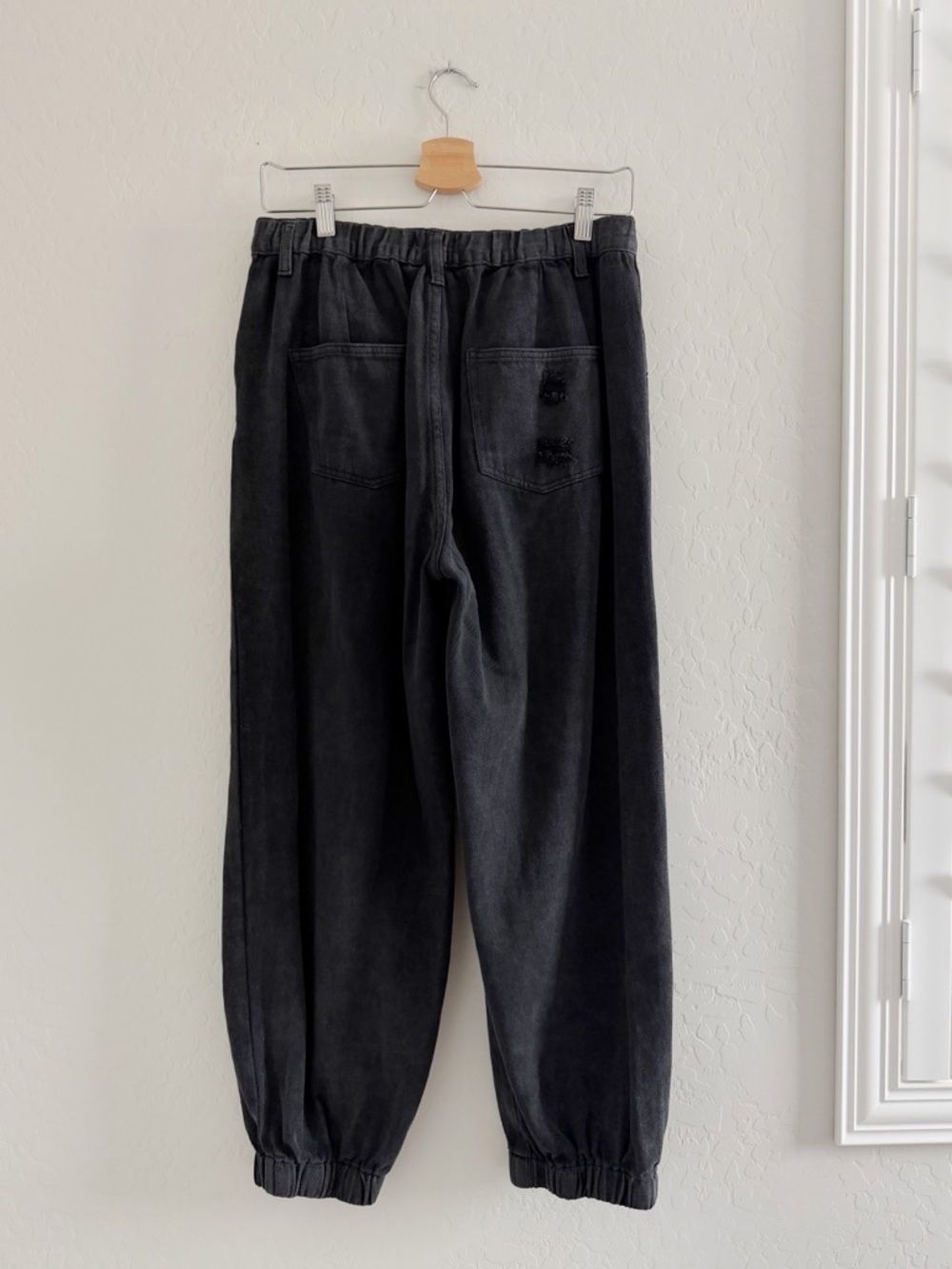 POL Distressed Boho Jogger Pant in Black Size L - Picture 4 of 8